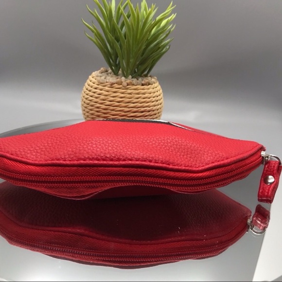 3-Piece NYX Professional Makeup Kit with Wristlet! - Picture 3 of 7